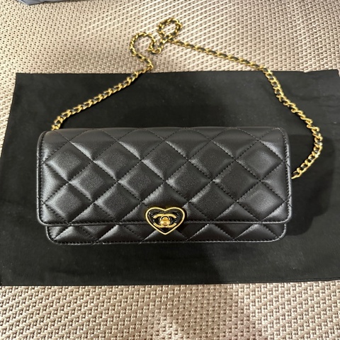 Chanel 黑金羊皮愛心琺瑯釦WOC