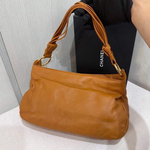 Loewe焦糖棕金扣腋下包