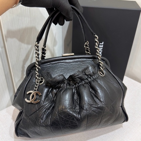 Chanel香奈兒黑銀泡芙托特包