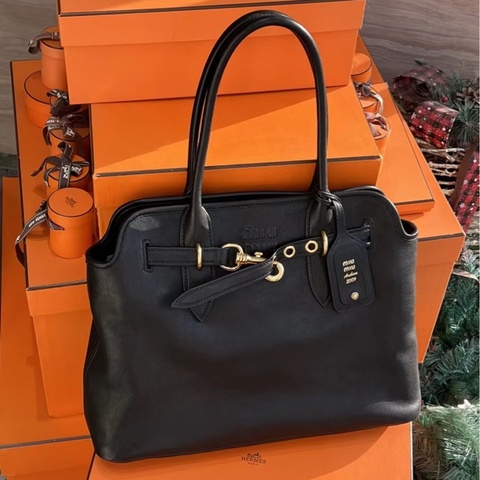 🈶購證 #最新款閒置 #專櫃在售1️⃣5️⃣萬  MiuMiu Aventure Nappa黑金托特包 芯片款
