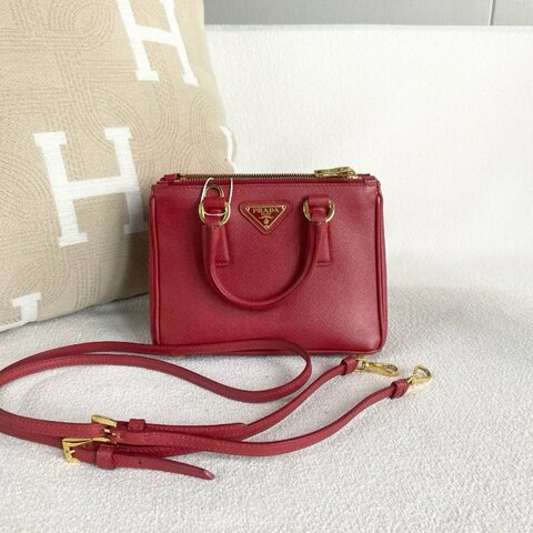 Prada mini殺手包 紅色牛皮 17*13*8  98新配件肩帶 塵袋