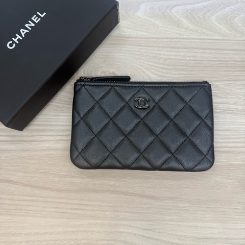 Chanel黑牛皮黑釦ㄧ字拉鏈零錢包