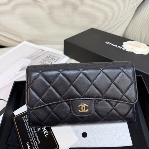 Chanel黑金羊皮cf翻蓋長款錢包，尺寸19x10，邊角輕微磨損