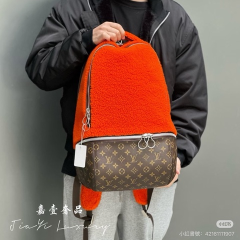 Louis Vuitton & Marc Newson • 160週年橘色羊羔毛拼老花後背包