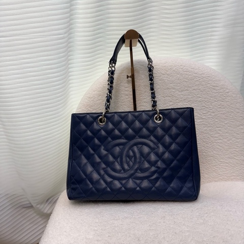 Chanel 深藍荔枝牛皮銀釦GST