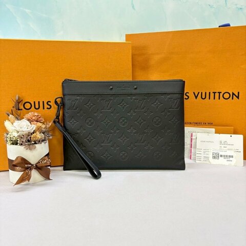 LV Pochette To-Go黑壓花手拿包