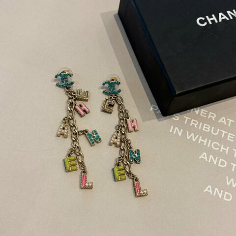CHANEL 彩色字母垂墜耳環