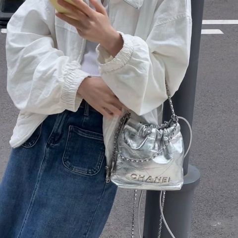 Chanel 22bag mini鏈條包 芯片款 銀色 銀扣 油蠟皮17*19*6 95新 配件塵袋