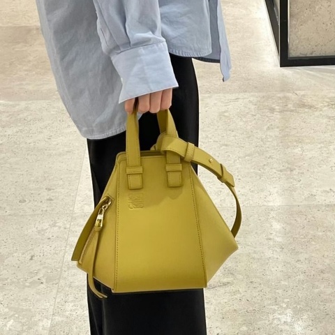 Loewe Hammock Compact 黃色吊床包 緞面小牛皮 19*20*14 9新 配件肩帶 塵袋