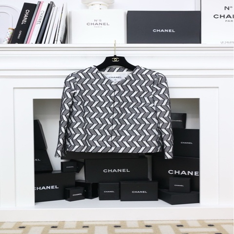 Chanel 16年航空机场系列斜条几何纹黑白外套
