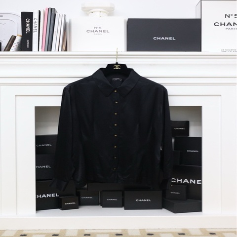 Chanel黑金扣真丝衬衫上衣