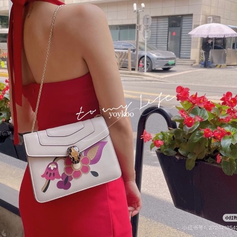 BVLGARI 白色花朵肩背斜背蛇頭包 20*16*3cm 9新 配件塵袋