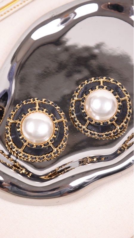 Chanel 90年黑金皮穿链滚边珍珠耳夹