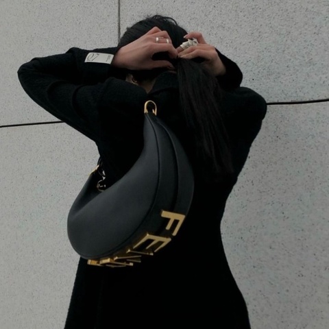 Fendi Graphy小號黑金字母肩背腋下包 15*10*5 95新 配件盒子 塵袋