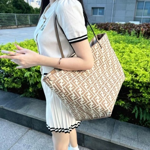 Fendi Roll系列托特包 34*31*21 9新 配件塵袋