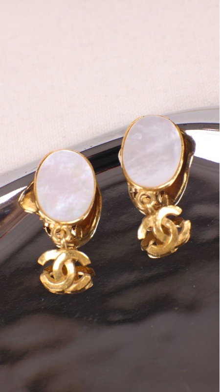 Chanel 95年白色贝母CC吊坠耳夹