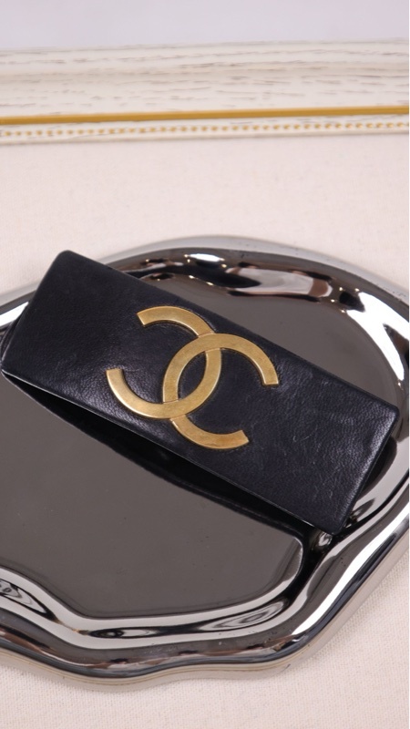 Chanel 黑金CC皮革发夹