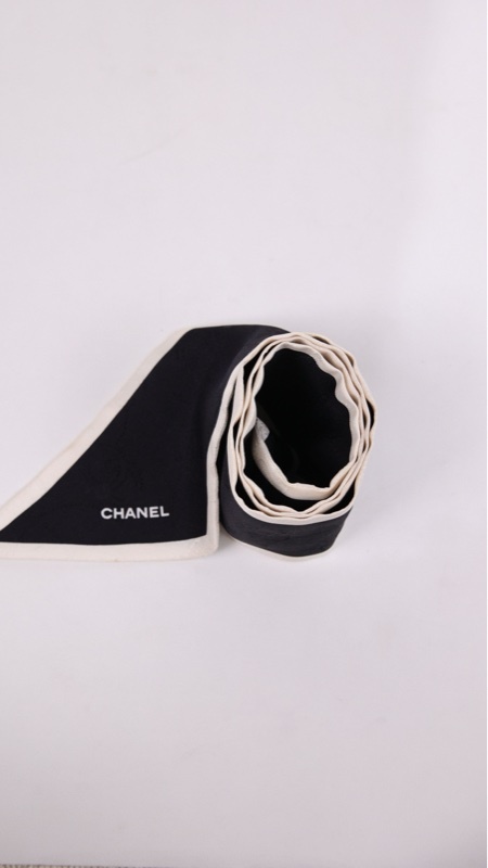 Chanel 21S黑白真丝镂空CC twilly丝巾