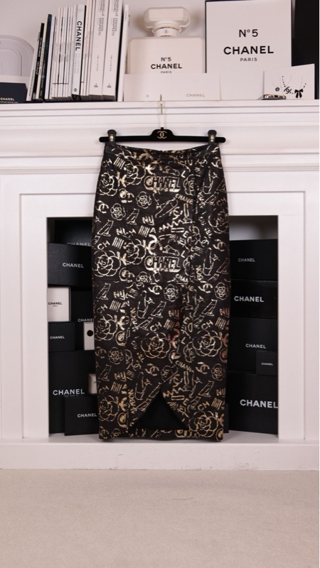 Chanel 19年埃及系列秀款黑金山茶花字母涂鸦半裙