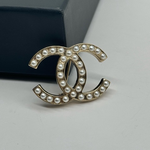 Chanel香奈兒經典珍珠雙C金色胸針，尺寸4*2.8cm