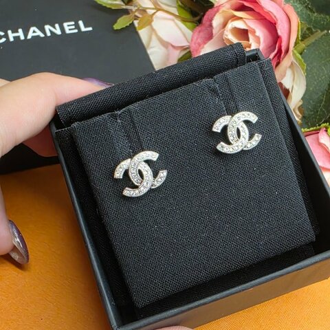 未使用 閒置 CHANEL銀色 滿版 水鑽 雙C Logo耳環  #CHANEL #耳環 #雙C #水鑽 #銀色