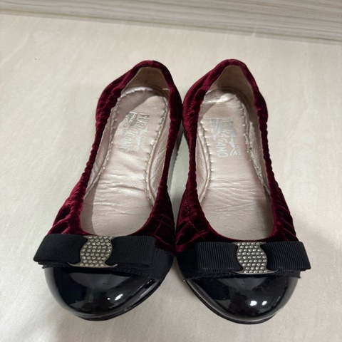 Salvatore Ferragamo Vara 酒紅絲絨蝴蝶結平底鞋 漆皮鞋頭 女鞋