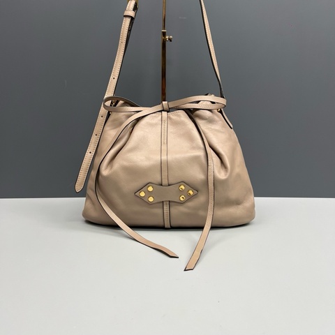 Miumiu繆繆 奶茶色全皮Soft Matelassé水桶包