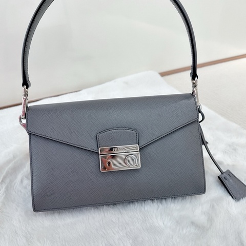 普拉達/Prada  大象灰十字紋牛皮信封包 羊皮內里 可手拎腋下斜挎 兼具時髦和實用感 附件 卡