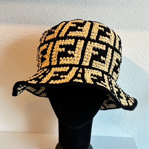 Fendi 黑/米滿版logo漁夫帽