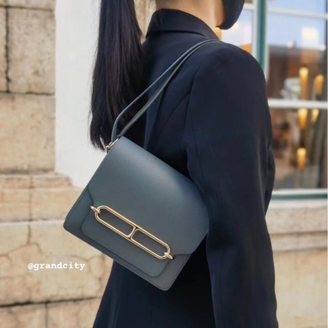 閒置Hermes愛馬仕Roulis mini 19豬鼻子 63杏仁綠配玫瑰金扣 U刻23年全套帶票 比康康低調很多，可單肩腋下或斜挎 非常耐看