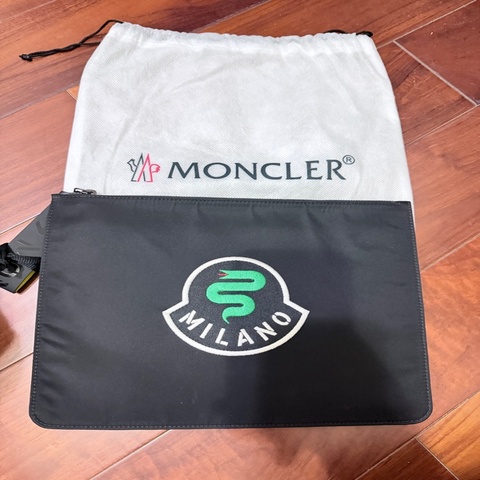 Moncler與義大利國際米蘭足球俱樂部（FC Internazionale Milano）跨界聯名款尼龍手拿包 送男友生日禮物 情人節禮物最佳選擇