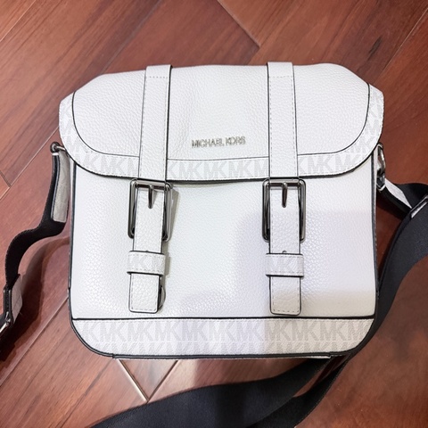 Michael Kors (MK) 的 Cooper 掀蓋系列郵差包/斜背包