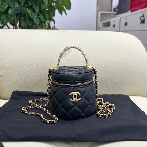 CHANEL香奈兒 22K秋冬 金扣黑色菱格紋琺瑯手柄鏈條包 羊皮 黑金圓桶包手提包斜挎包