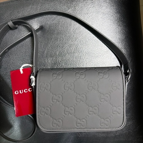 Gucci GG 橡膠效果迷你斜背包（黑色立體壓紋）