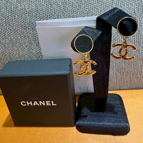 CHANEL 復古黑色圓牌吊墜金色雙C耳環