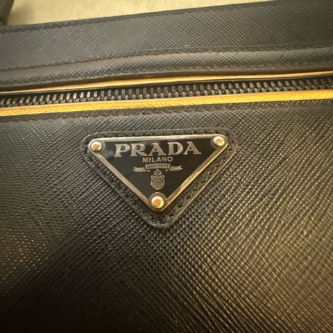 PRADA  SAFFIANO牛皮手拿包