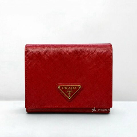 A13416-PRADA Saffiano 紅色防刮牛皮金色三角牌三折短夾1M0176