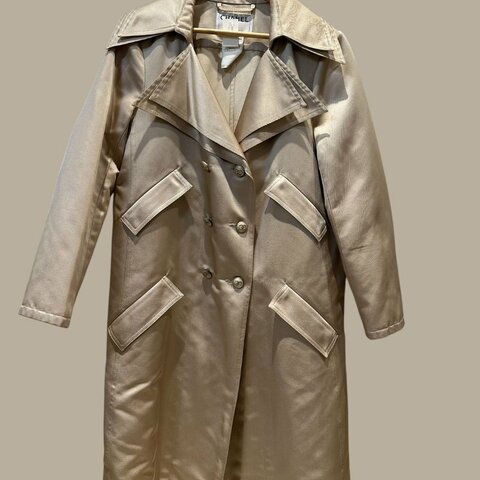 【美收精品】CHANEL 米色絲綢雙排扣風衣 C-703【隔月月中將轉賣至日本 上架期限30天】