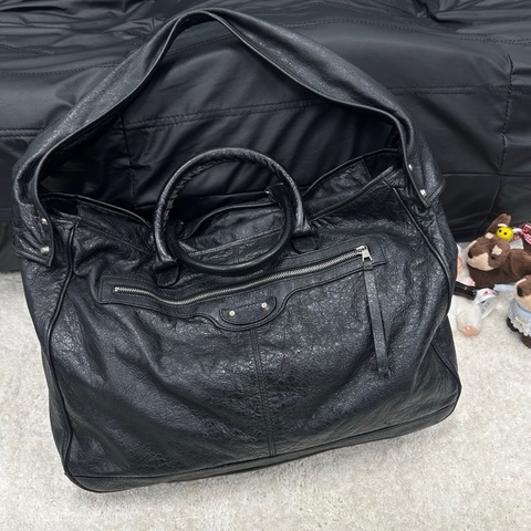 Balenciaga黑色銀釘寬肩帶機車機場包 尺寸:42×32×20cm油蠟皮