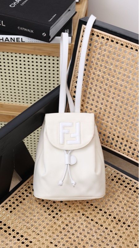 Fendi白色FFlogo双肩包