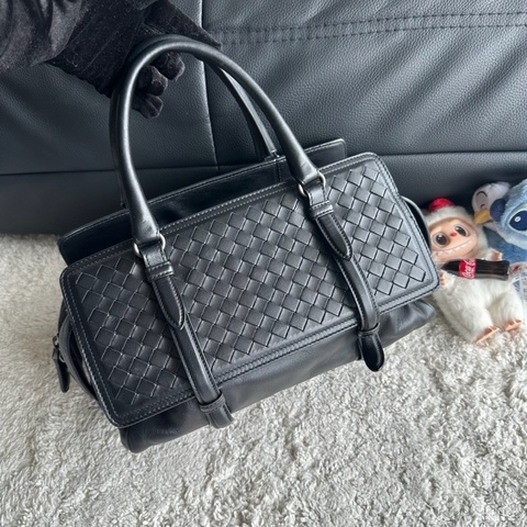 Bottega Veneta 葆蝶家編織黑色手提包 尺寸：28×10×20cm