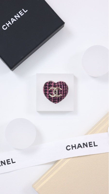 Chanel 22K紫黑千鸟格爱心粗花呢胸针
