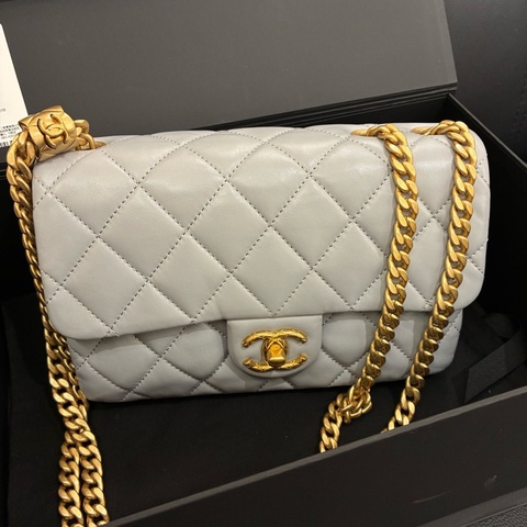 Chanel香奈兒23B金柱CF風琴包，小羊皮灰色，芯片款23年，菱格紋金色鏈條鎖扣，尺寸22*14cm配件：盒子、防塵袋