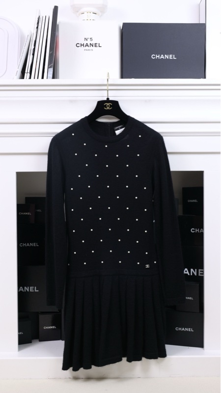 Chanel 19年黑色马海毛珍珠百褶连衣裙