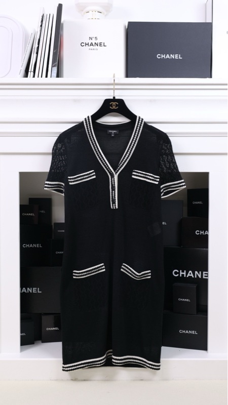 Chanel 19年黑白滚边针织短袖连衣裙
