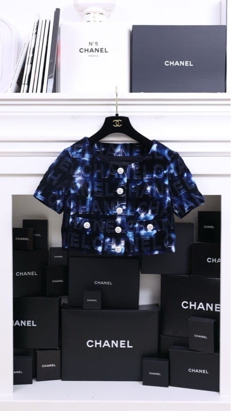 Chanel 21C度假系列短袖黑蓝字母涂鸦白色钻扣crop短外套