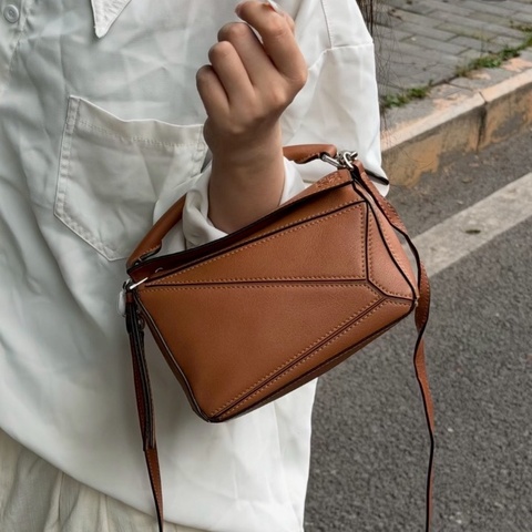 全新🤎#Loewe #迷你幾何包 #銀扣焦糖色 #22年編碼 #購證