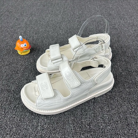Chanel香奈兒白色涼鞋 尺碼：35.5 碼