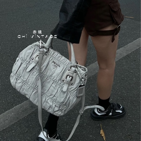 Prada • 褶皺羊皮霧霾灰機車包