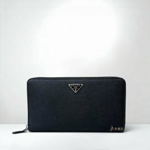 JS1532-PRADA  黑牛皮SAFFIANO TRIANG寬版ㄇ拉長夾